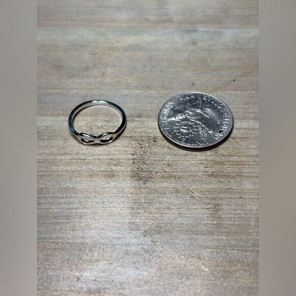 New! Infinity Silver Tone Ring Size 5.5 Costume Jewelry Hypoallergenic - Picture 3 of 5
